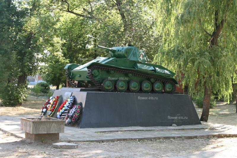 Первый памятник танку в честь побед в годы Великой Отечественной войны на месте соединения советских войск в ноябре 1942 г.